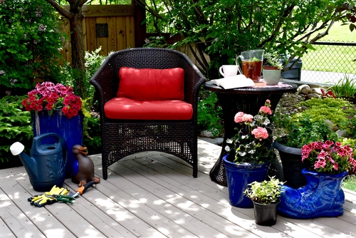 How to decorate a small deck